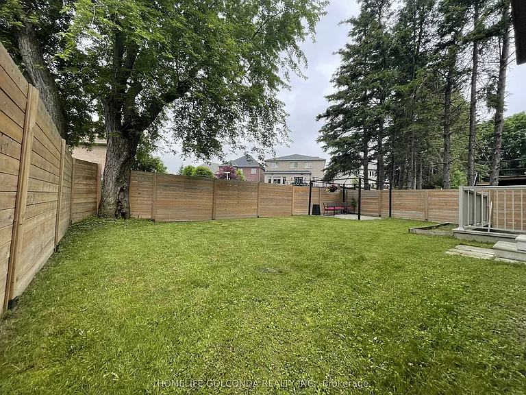 110 A Bond Cres #LOWER — Photo 2