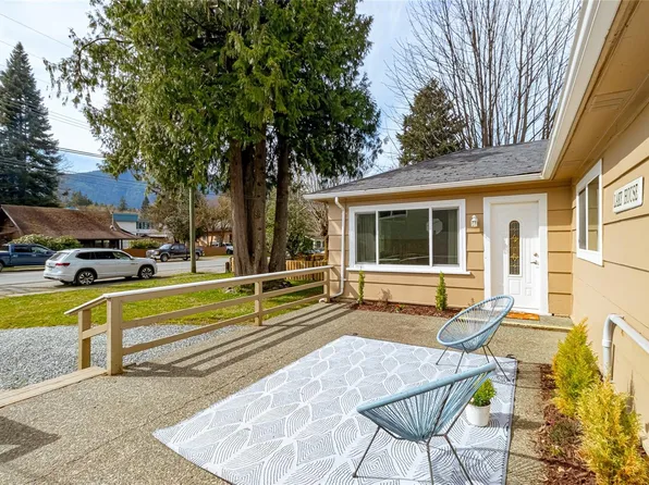 73 Cowichan Ave W, Lake Cowichan, BC V0R 2G0