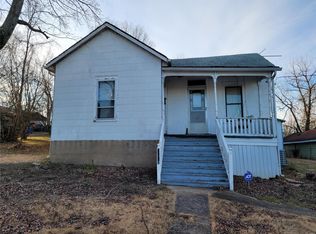 1018 S 3rd St, De Soto, MO 63020