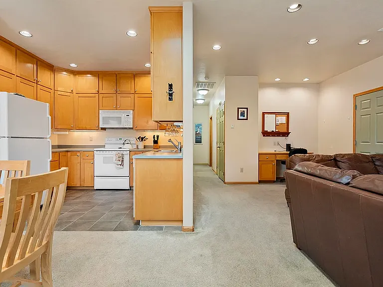 221 3rd St #B — Photo 6