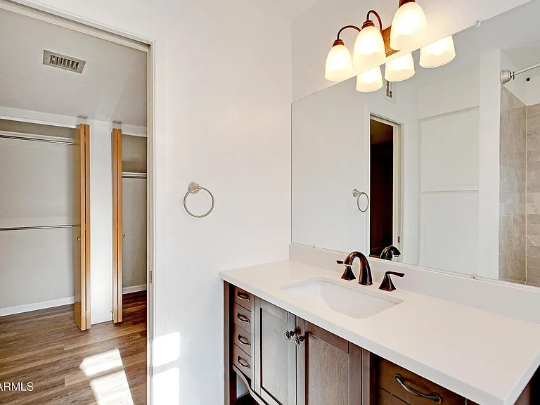 1036 E Geneva Dr — Photo 12