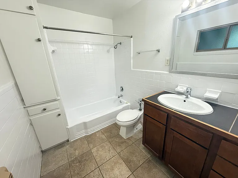 Lorrain Apartments — Photo 19