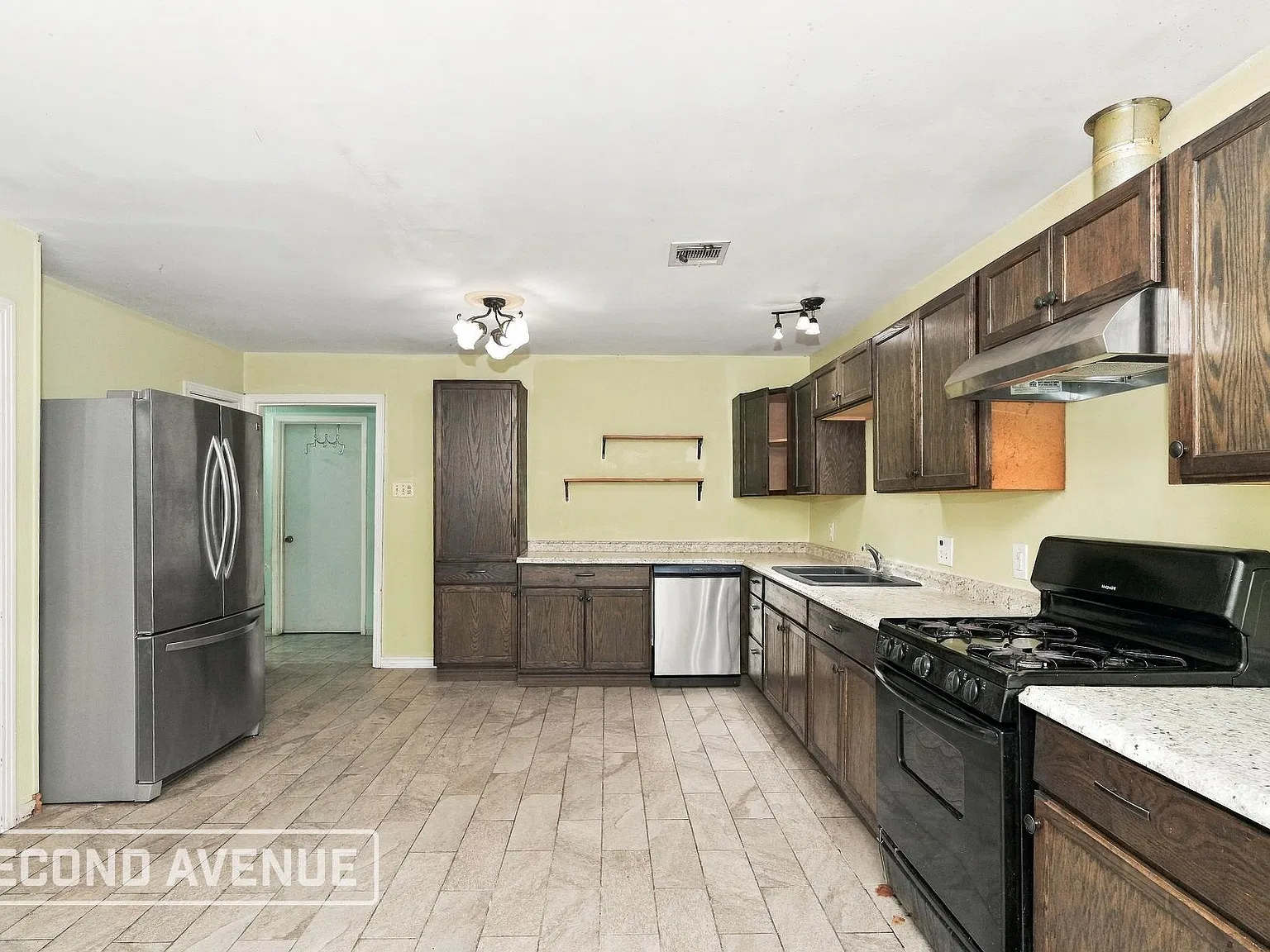 4 bed, 2.0 bath, 1576 sqft, $2,299 — Photo 3