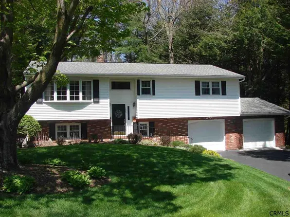 105 Edgewood Dr, Averill Park, NY 12018