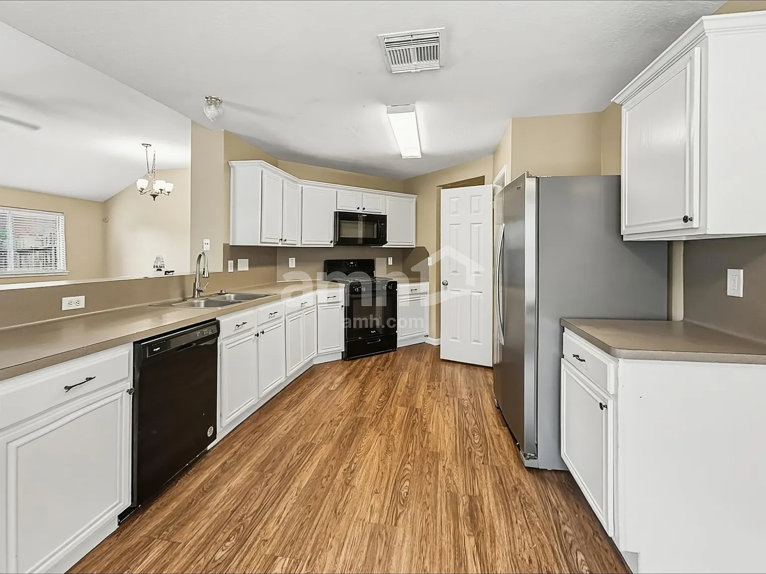 3 bed, 2.0 bath, 1746 sqft, $2,205 — Photo 3