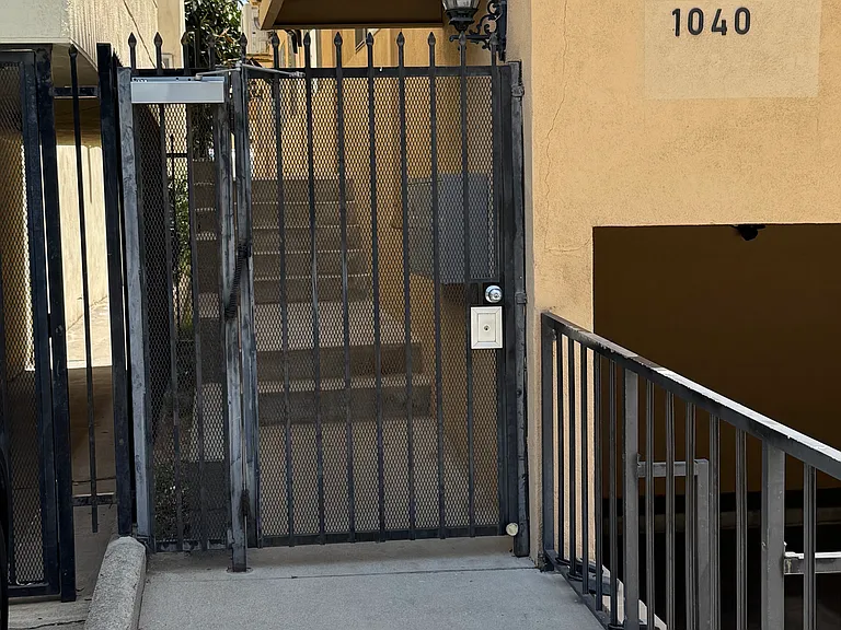 1040 N Laurel Ave #5 — Photo 35