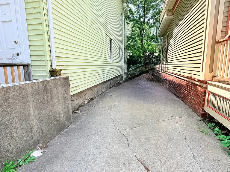 81 Walnut St #1 — Photo 18