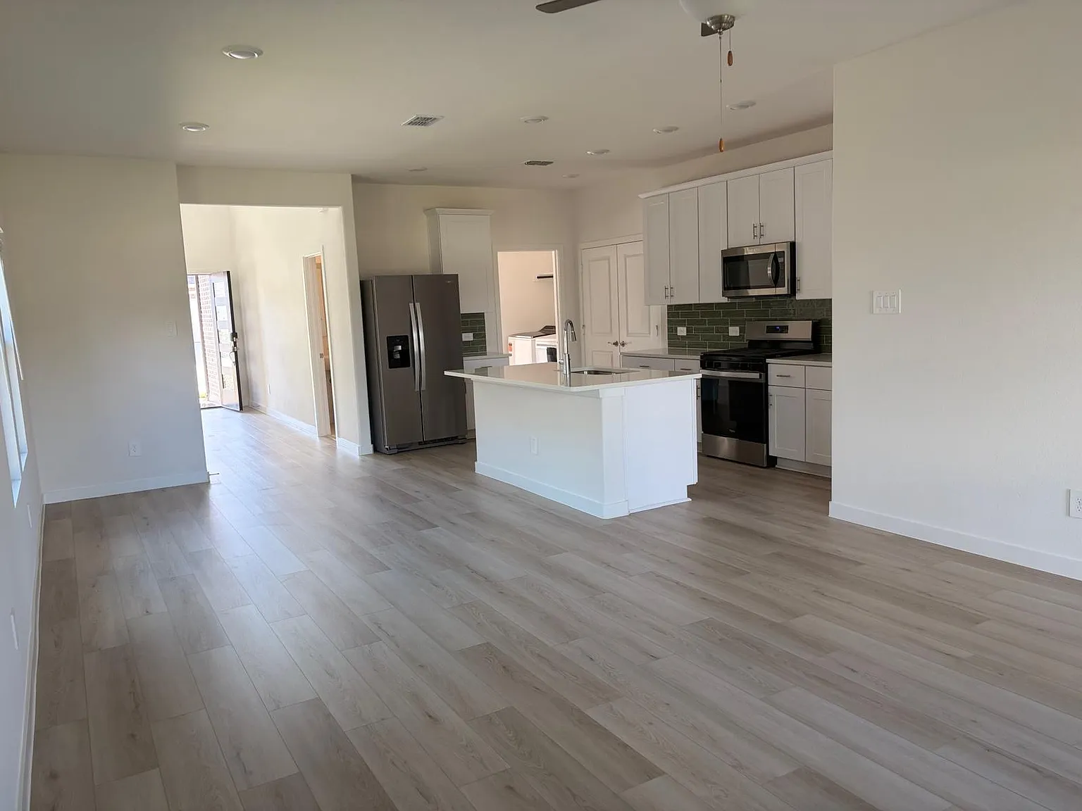 4 bed, 2055 sqft, $2,200 — Photo 4