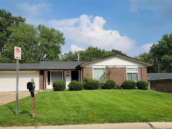 11870 Hidden Lake Dr, Saint Louis, MO 63138