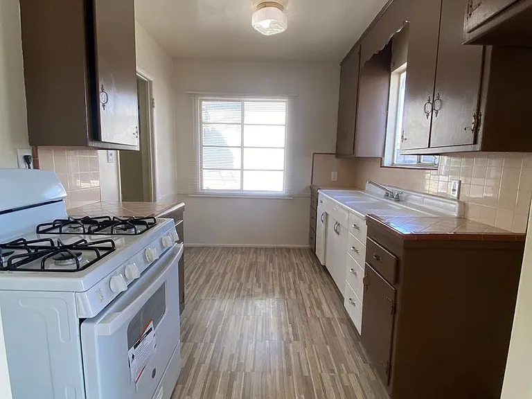 5712 N Charlotte Ave — Photo 5
