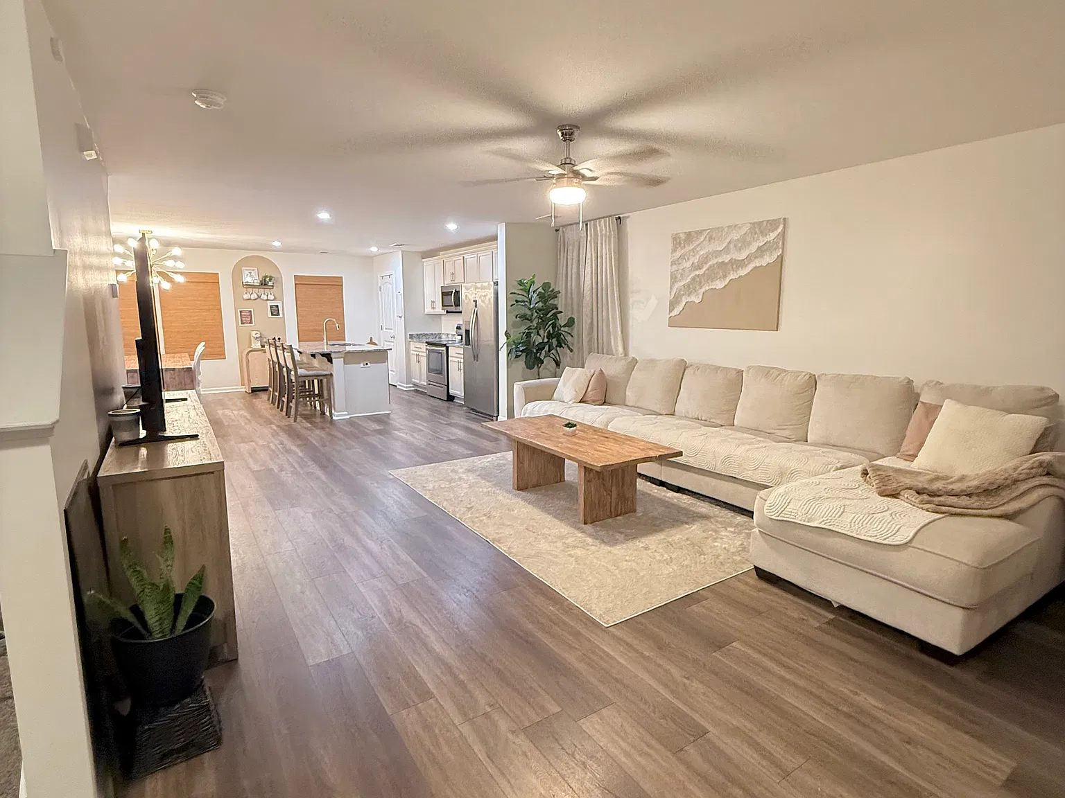 4 bed, 2061 sqft, $2,450 — Photo 2