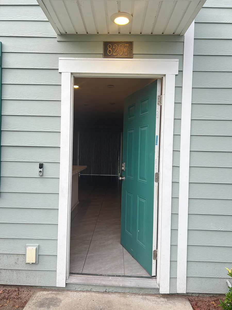 Building Photo - 8207 Larose Rd