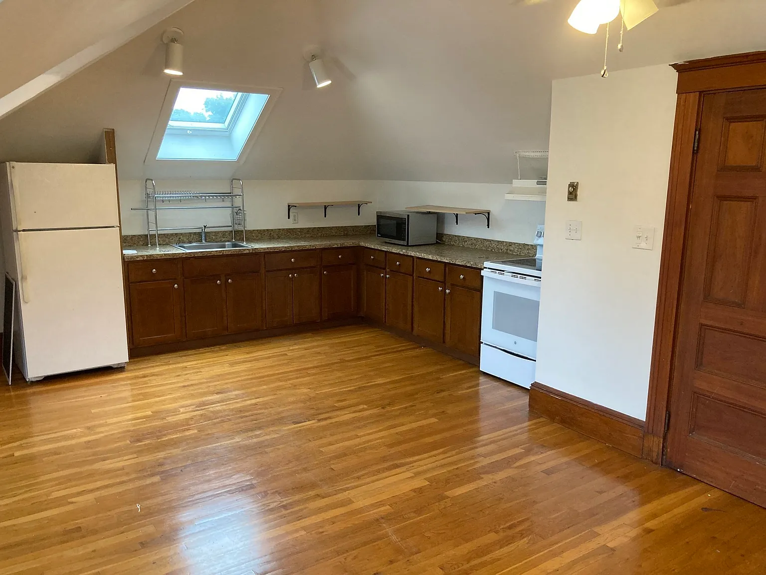 2 bed, 1.0 bath, 99999 sqft, $2,850 — Photo 2