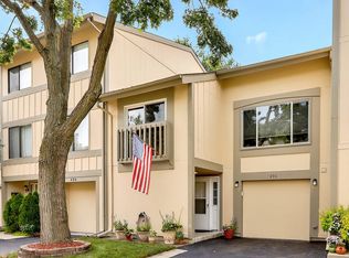 496 Canterbury Trl, Roselle, IL 60172