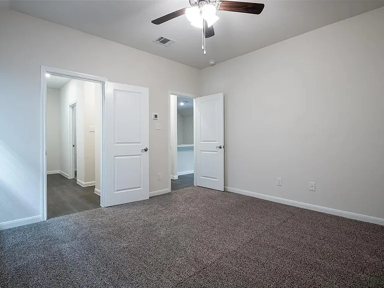 3936 Oak Creek Cir — Photo 8