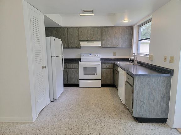 5th image of 224 NE Solida Drive