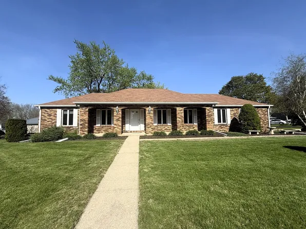 300 Fieldstone Ln, Dixon, IL 61021