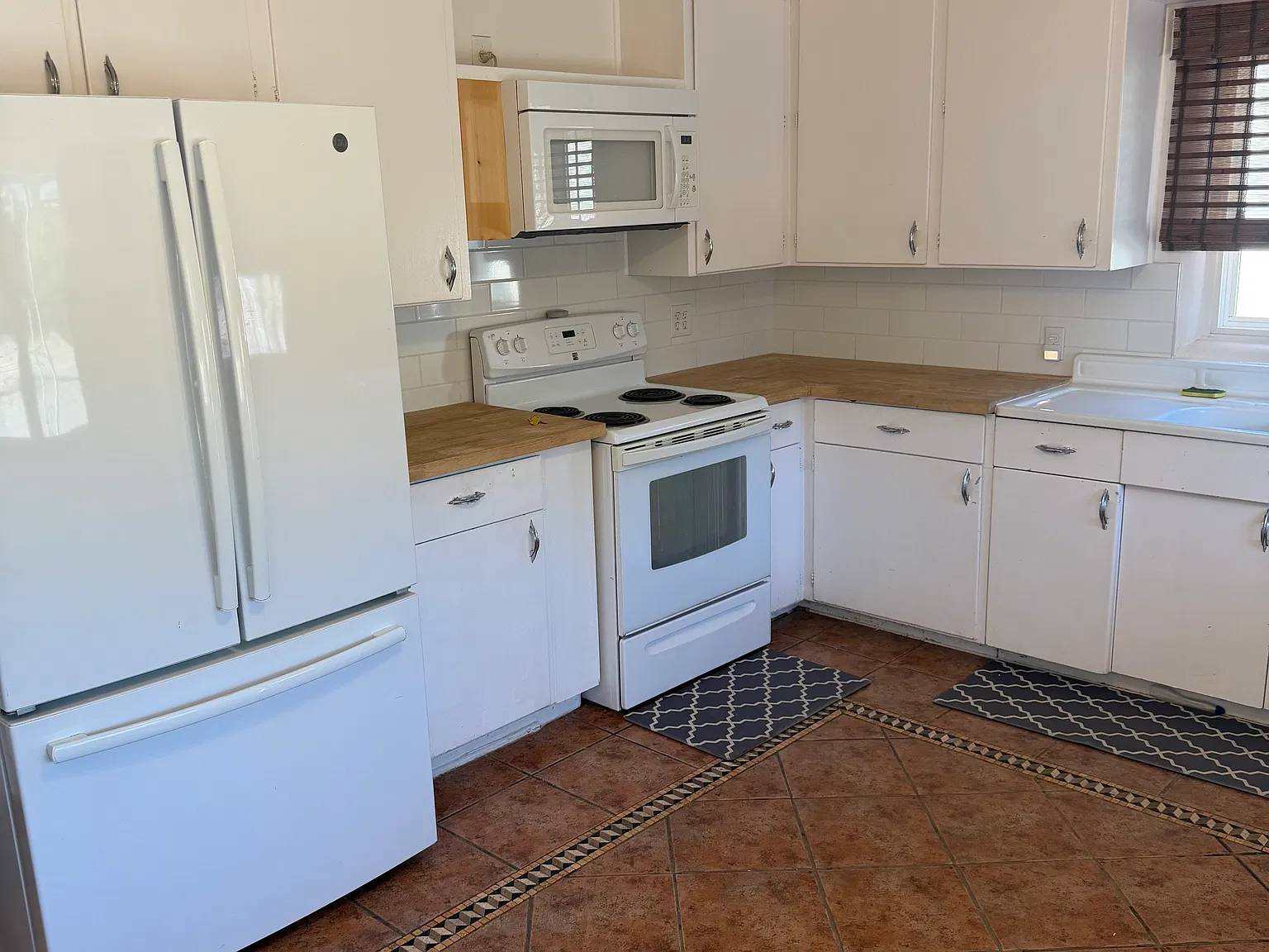 3 bed, 1.5 bath, 1122 sqft, $2,000 — Photo 3