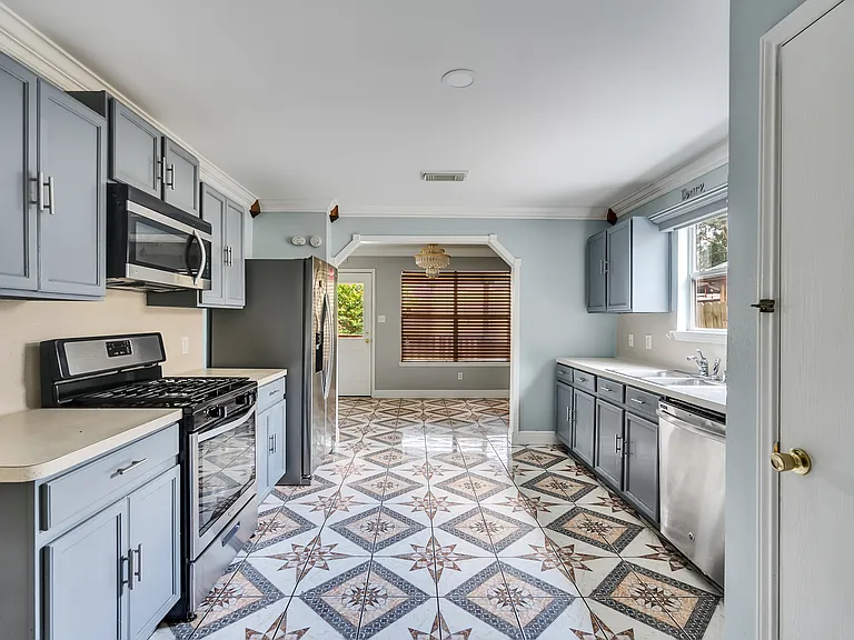 11319 Lindenloch Ln — Photo 2