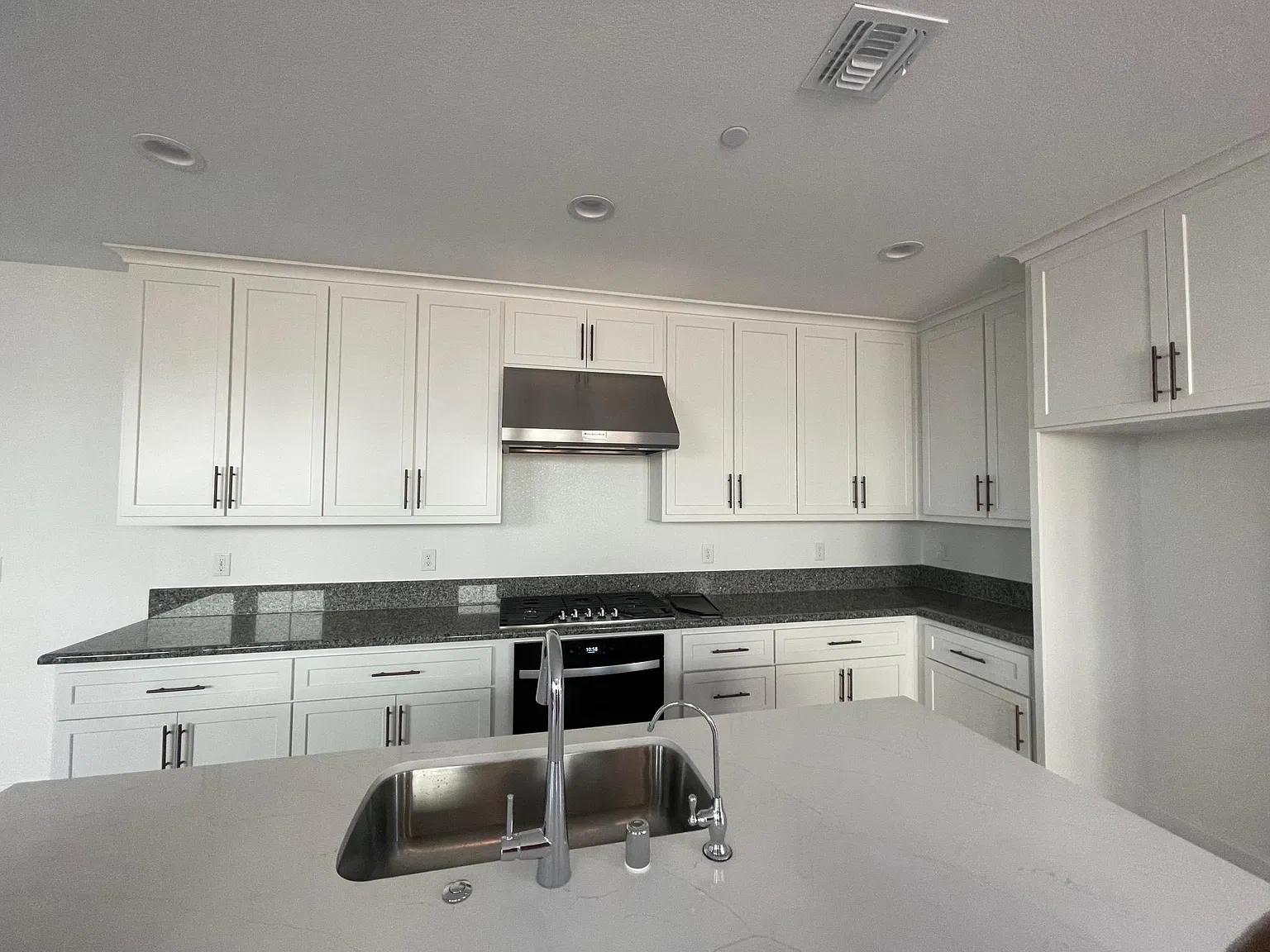 3 bed, 2.5 bath, 2072 sqft, $3,400 — Photo 4
