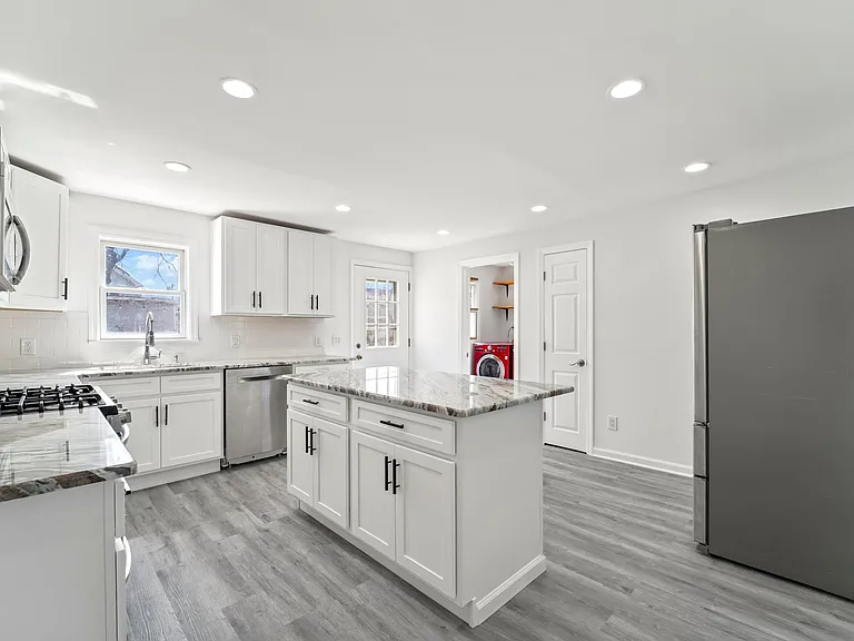 133 Augusta St — Photo 8