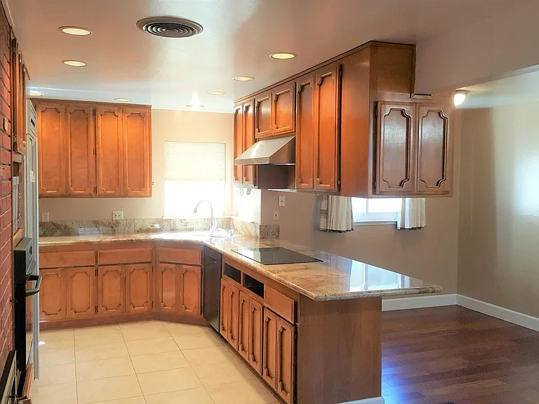 1075 Danbury Dr — Photo 3