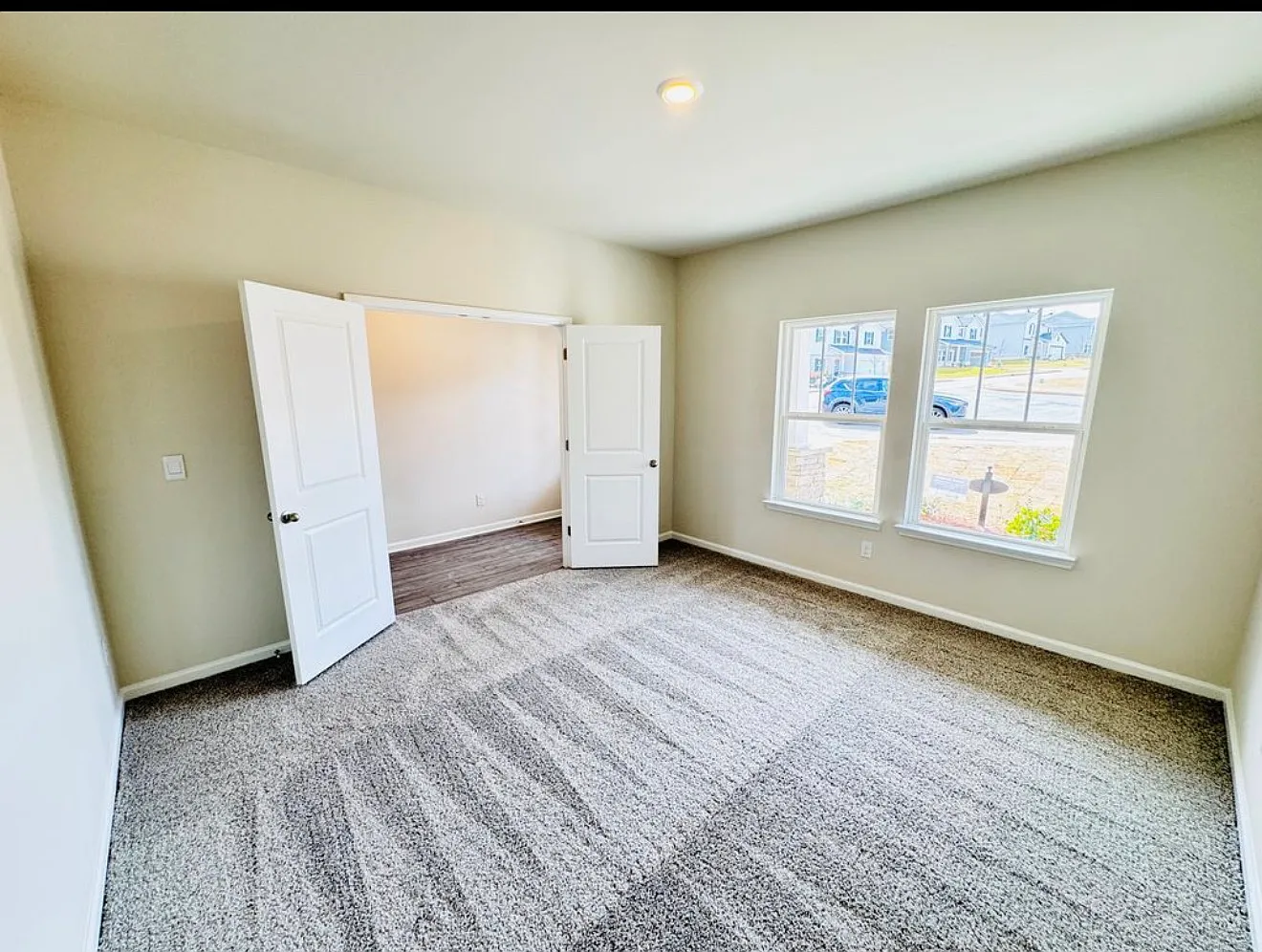 4 bed, 2325 sqft, $2,300 — Photo 2