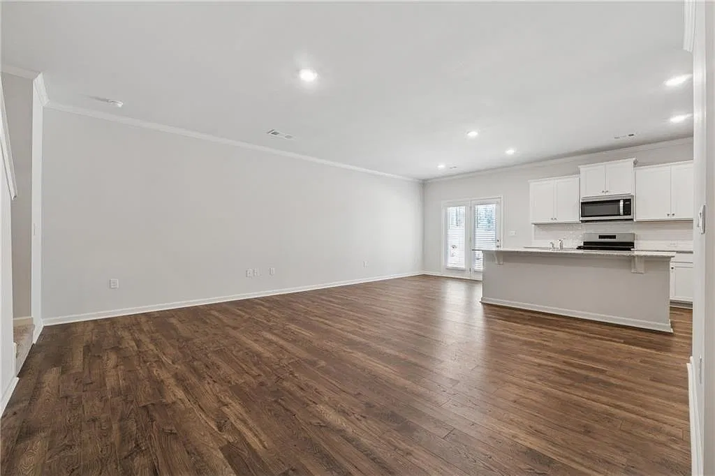 3 bed, 2.5 bath, 1934 sqft, $2,300 — Photo 2