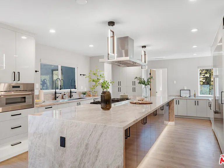 7966 Mulholland Dr — Photo 10