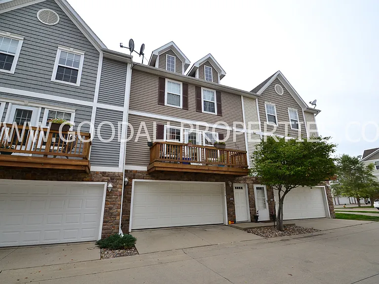 1116 Redstone Ln — Photo 1