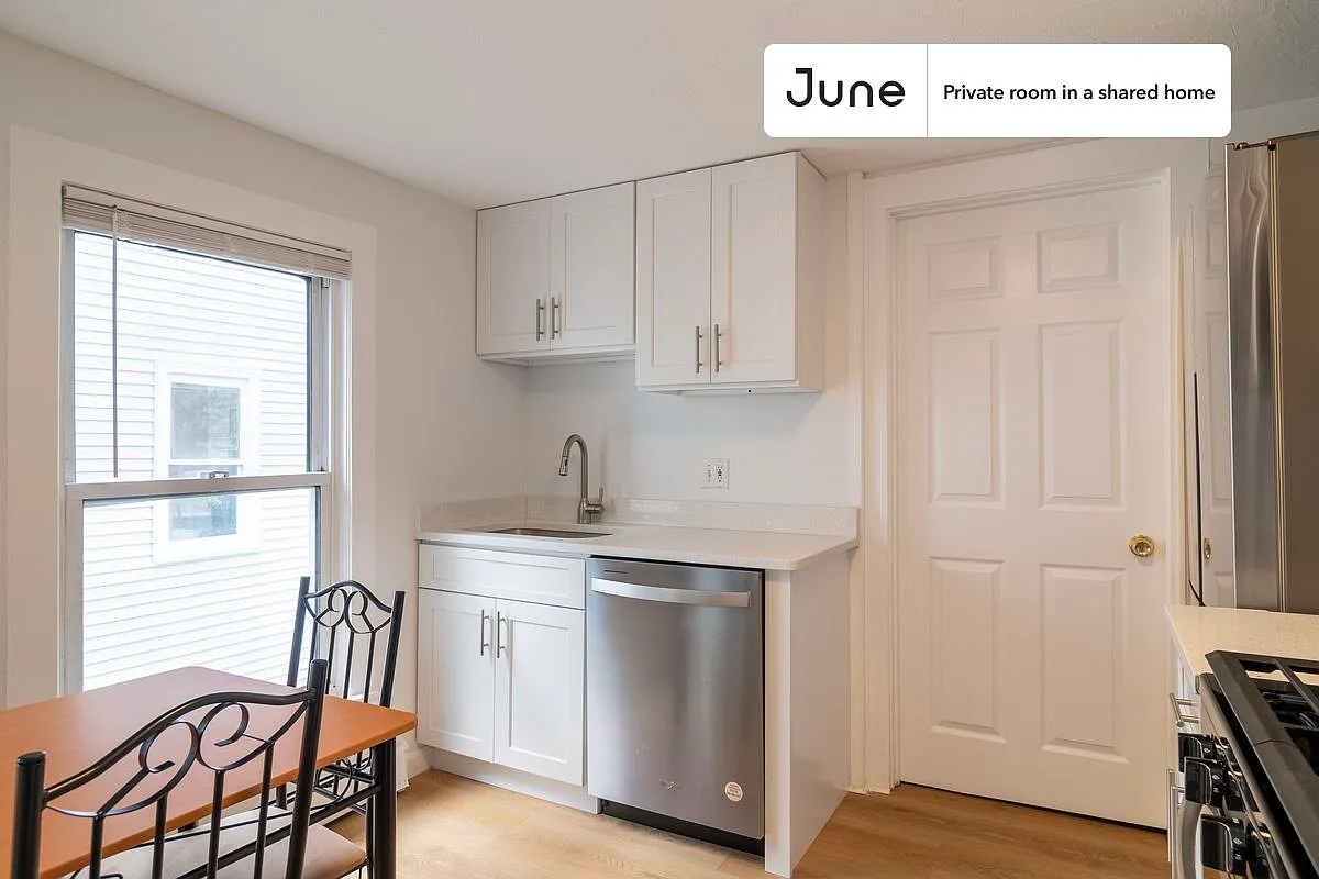 Queen bedroom in 4 bed/4 bath home in East Cambridge #1786 D — Photo 3