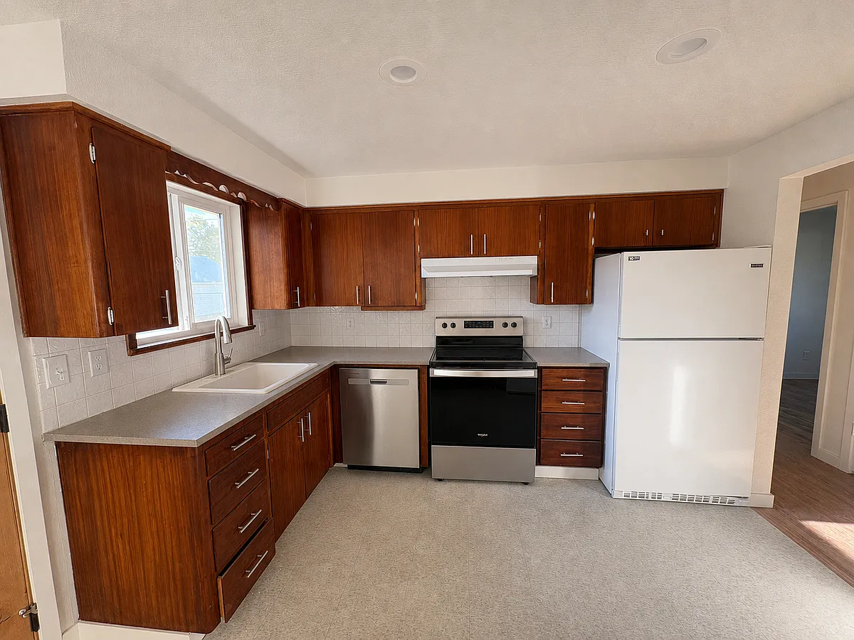 Kitchen - 4411 N Whitehouse St