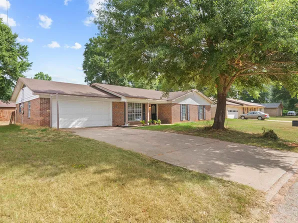 305 Larkspur Ln, Palestine, TX 75803