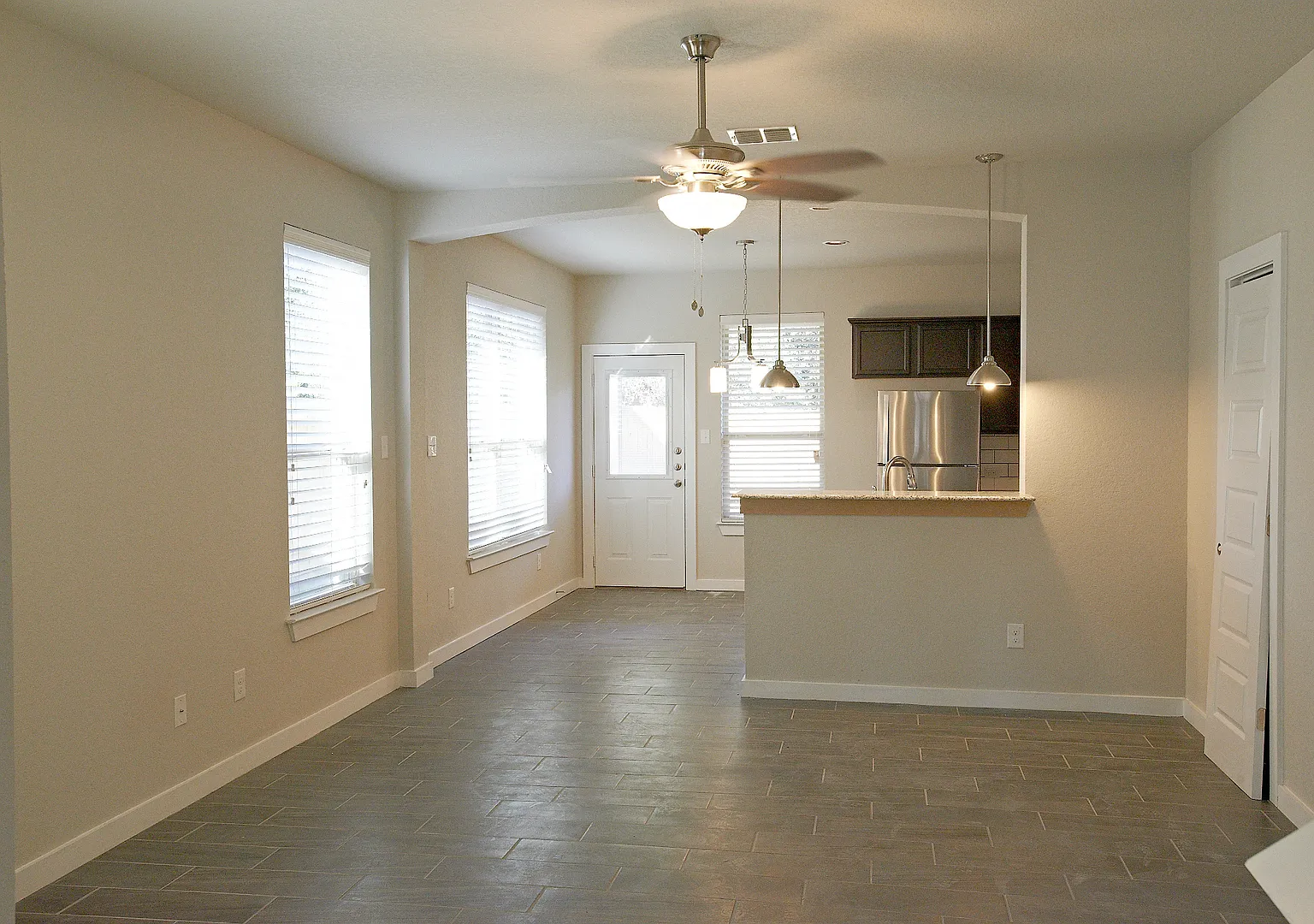 Luxury 3 Bedroom Townhome Located Near South Texas Medical Center, San Antonio, Texas! — Photo 2