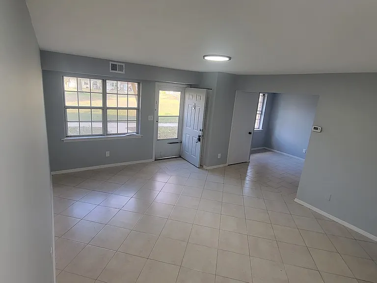 720 S New Rd — Photo 2