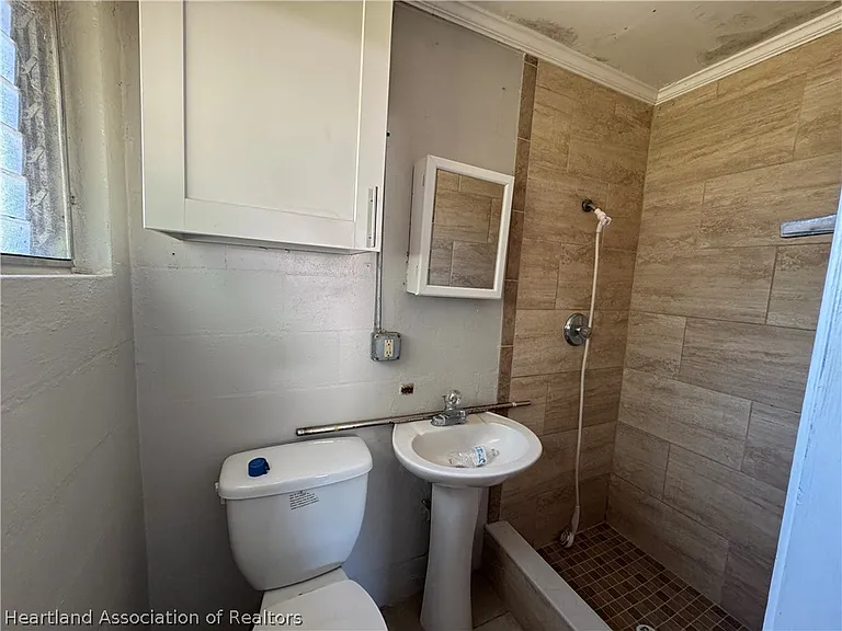 315 Sangster St — Photo 9