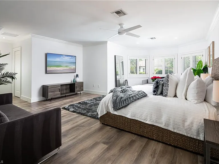 420 Palm Cir E — Photo 18