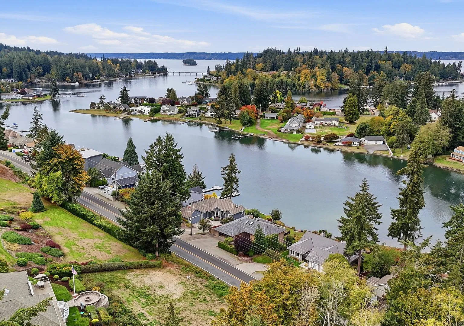 Fully Furnished Rosedale Bay-View Home with Two Primary Suites, Short-Term Lease — Photo 2
