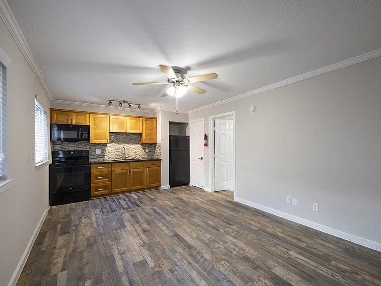 220 West Alabama Apartments — Photo 16
