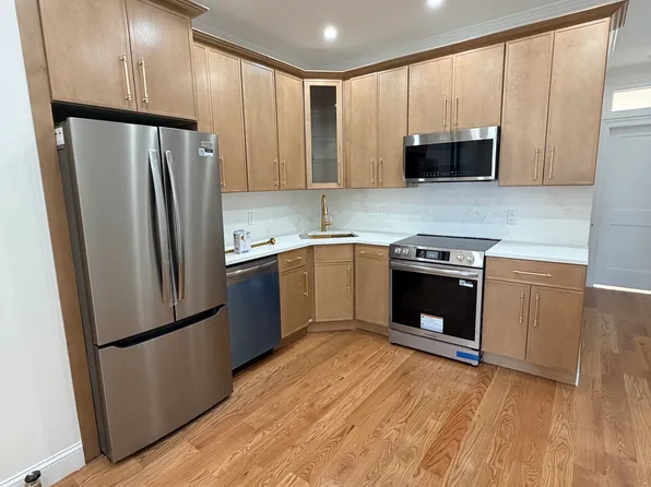 172 Union Street image 1 of 29