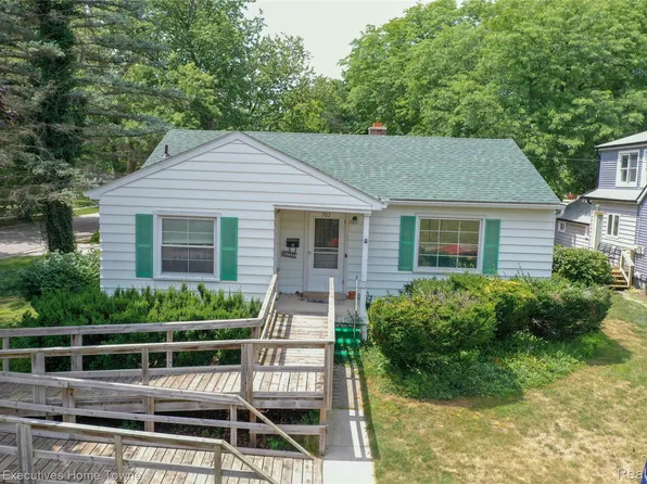703 N 9th St, Saint Clair, MI 48079