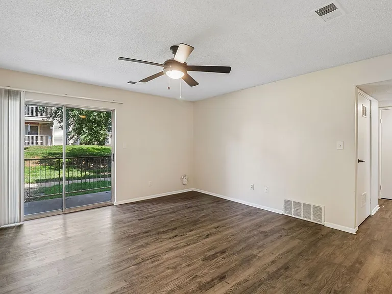Falcon Point Apartments — Photo 23