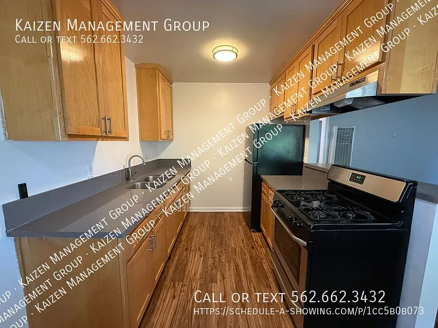 Upstairs 2 Bedroom with Garage — Photo 4
