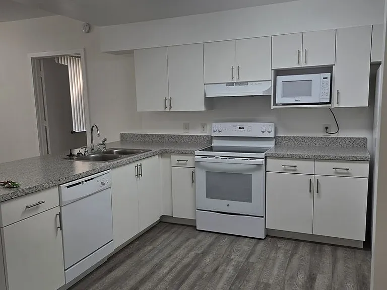 The Mirage Apartments — Photo 17