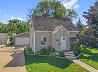 317 8th St, Menasha, WI 54952