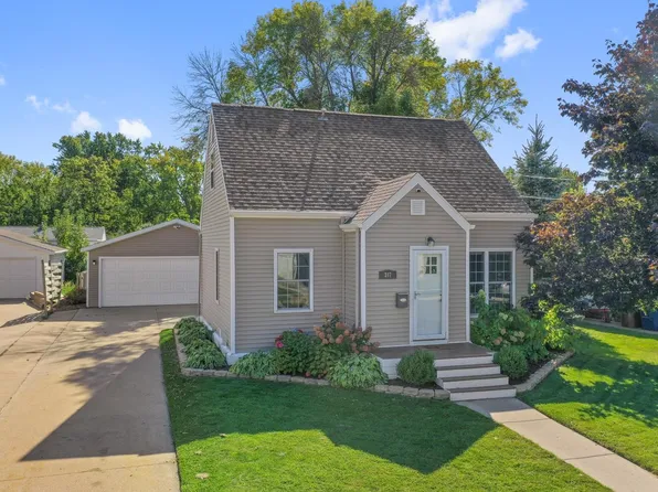 317 8th St, Menasha, WI 54952