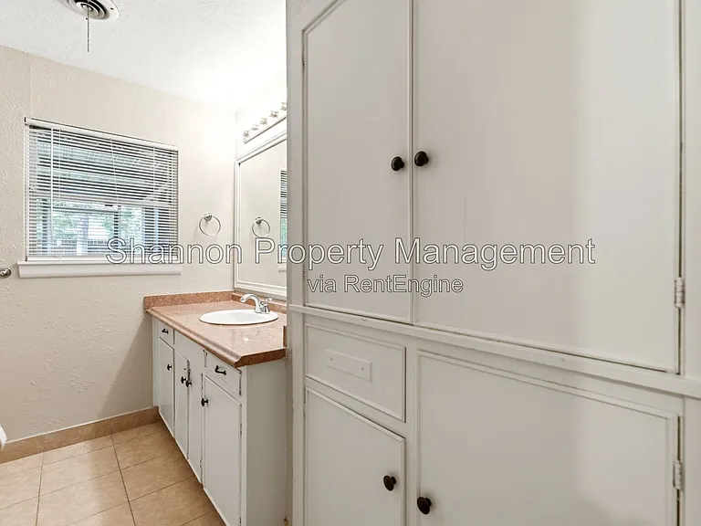 8406 Highcrest Dr — Photo 23