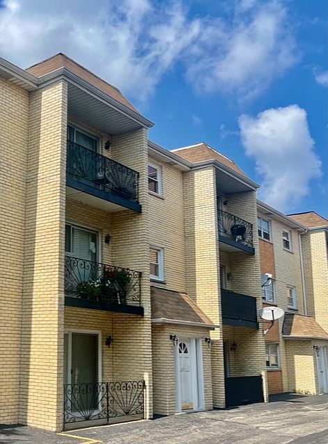 2nd image of 5979 N Northwest Hwy APT 203