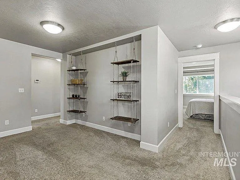 273 W Valentino St — Photo 20