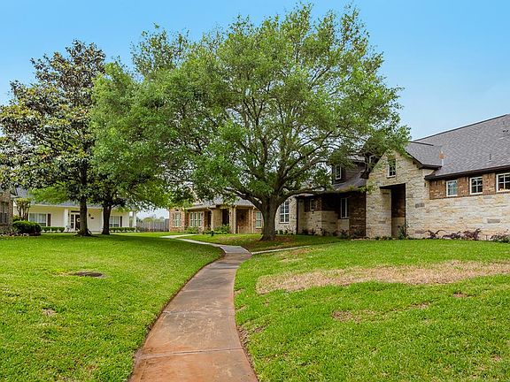 4th image of 4723 Lake Village Dr